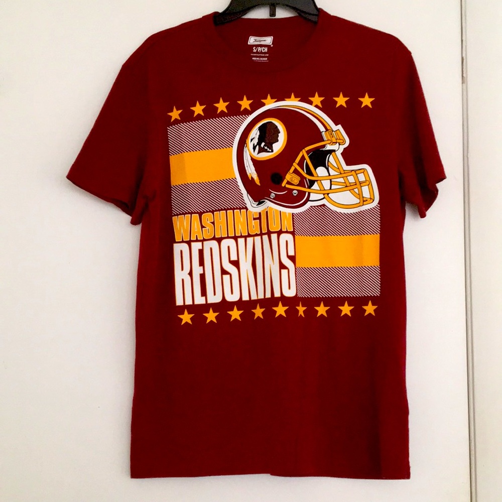 Classic Washington Redskins helmet S red tee shirt